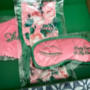 This lot of goodies includes Head wrap, & Sleeping mask 4 the Diva N U!
